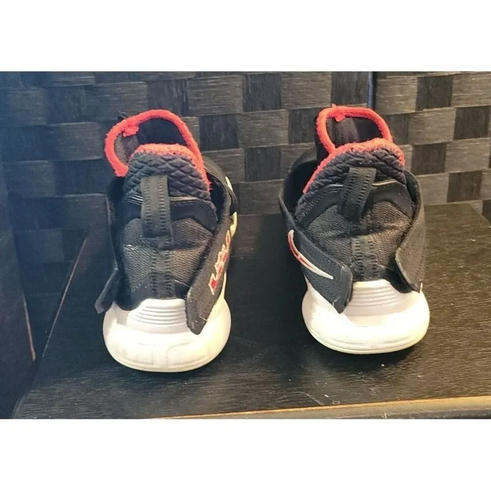 Nike Lebron James S-12/2226 size 6Y‎